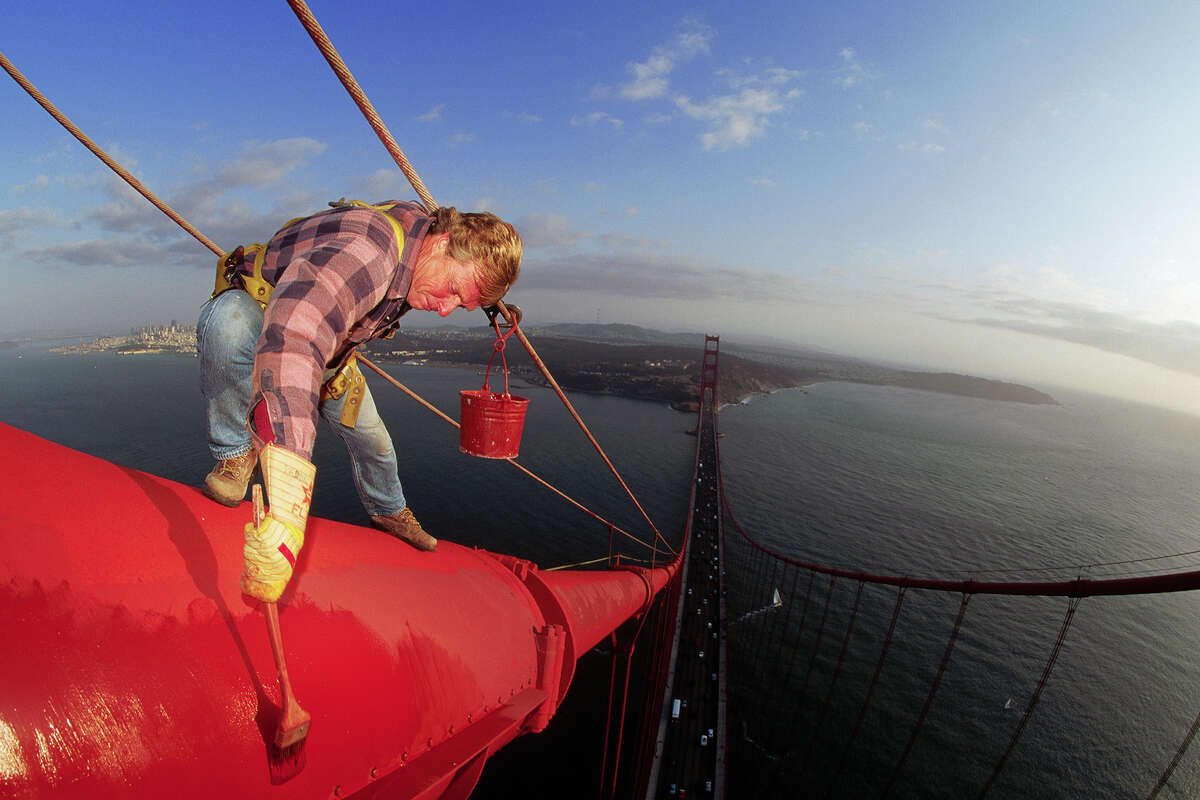 Imagen de archivo del trabajo de pintura en el puente Golden Gate. Fecha desconocida.