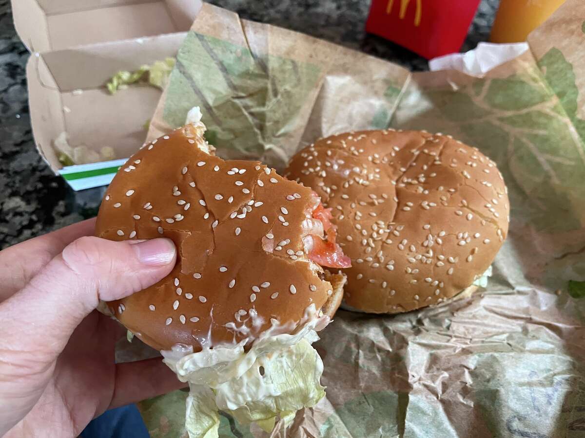 McPlant de McDonald's, a la izquierda, es más pequeño que Impossible Whopper de Burger King, a la derecha.