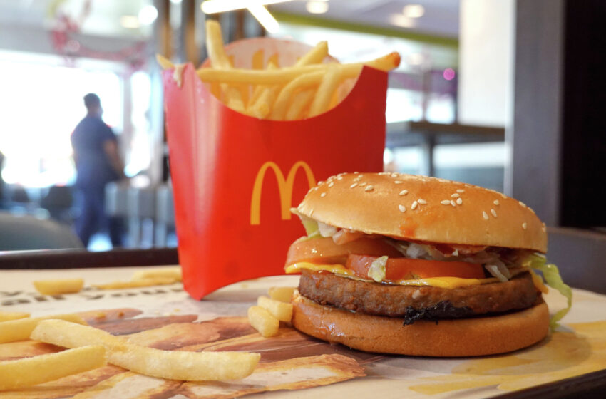  McDonald’s descontinuó su hamburguesa de carne falsa McPlant.  Buen viaje.