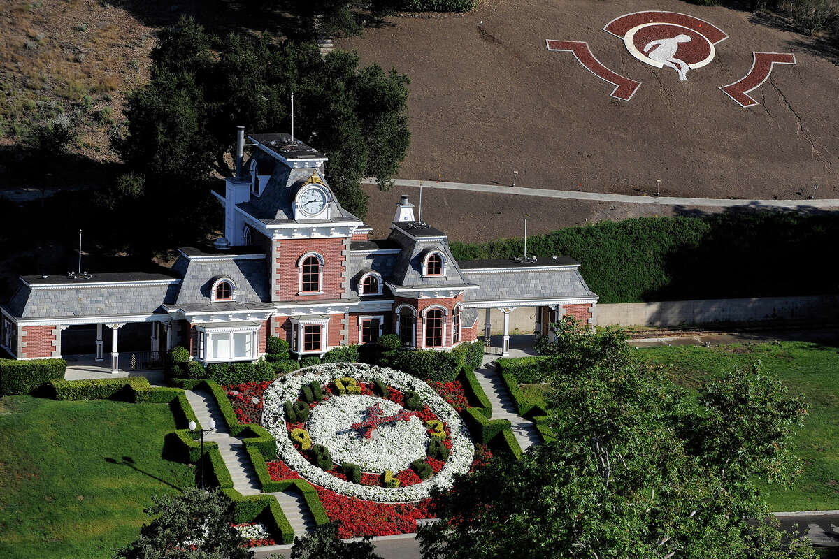 La estación de tren en Neverland Ranch en Los Olivos, California, el miércoles 1 de julio de 2009, mientras se realizan los preparativos para un posible servicio conmemorativo para la difunta estrella del pop Michael Jackson en su antigua residencia como se ve en una vista aérea. 