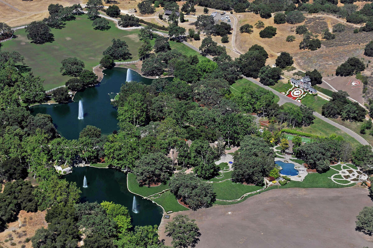 Esta foto de archivo del 1 de julio de 2009 muestra la antigua residencia de la fallecida estrella del pop Michael Jackson, Neverland Ranch, en el condado de Santa Bárbara, California. 