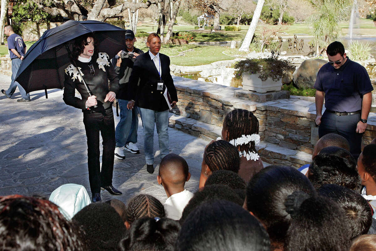 Michael Jackson, acusado de abuso de menores, da una conferencia de prensa en su Rancho Neverland en Los Olivos. Luego de las acusaciones en 2003, Jackson abandonó la propiedad para siempre y nunca más la visitó.