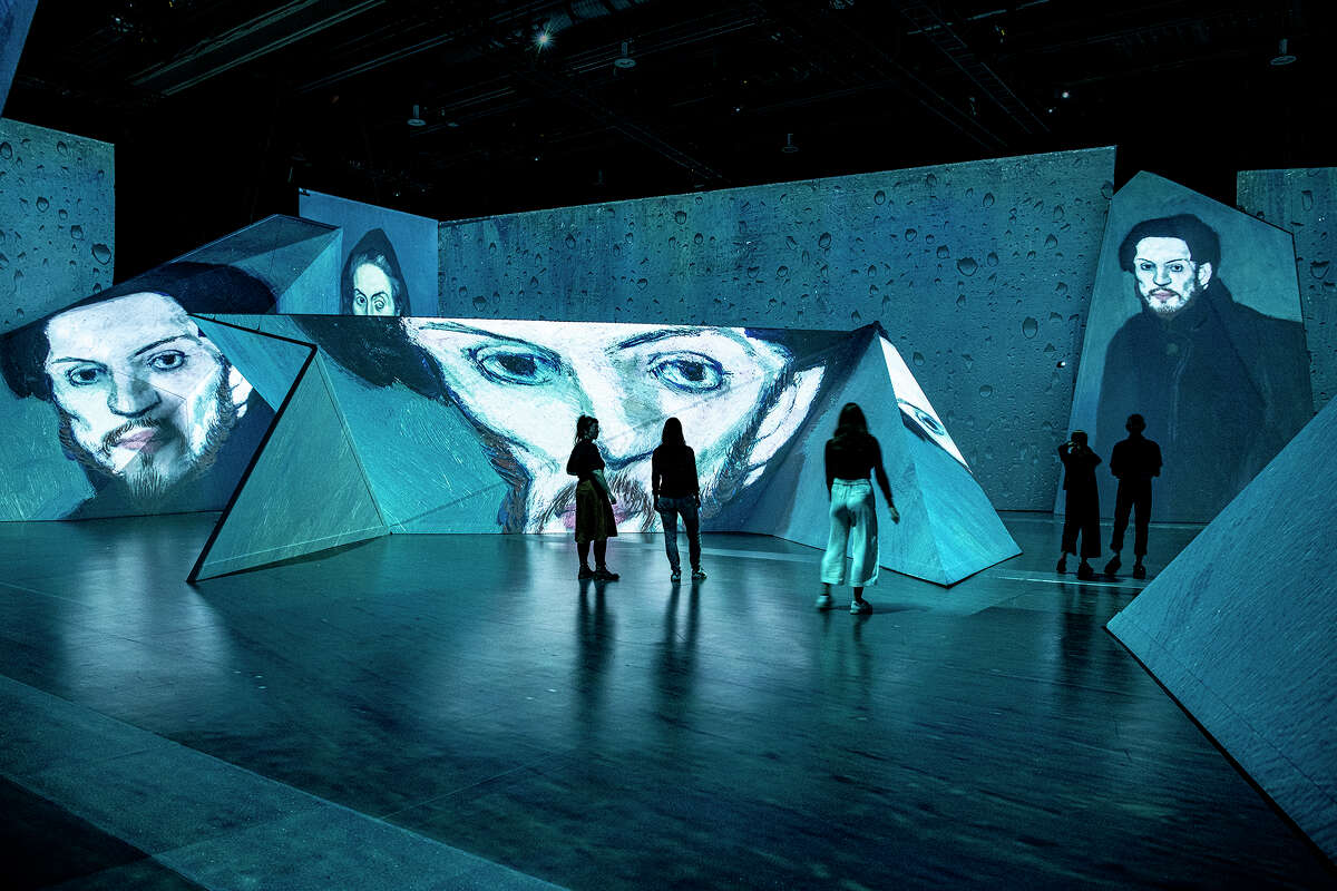 Una vista del interior de "Imagine Picasso: The Immersive Exhibition", durante un evento preliminar en el Armory San Francisco.