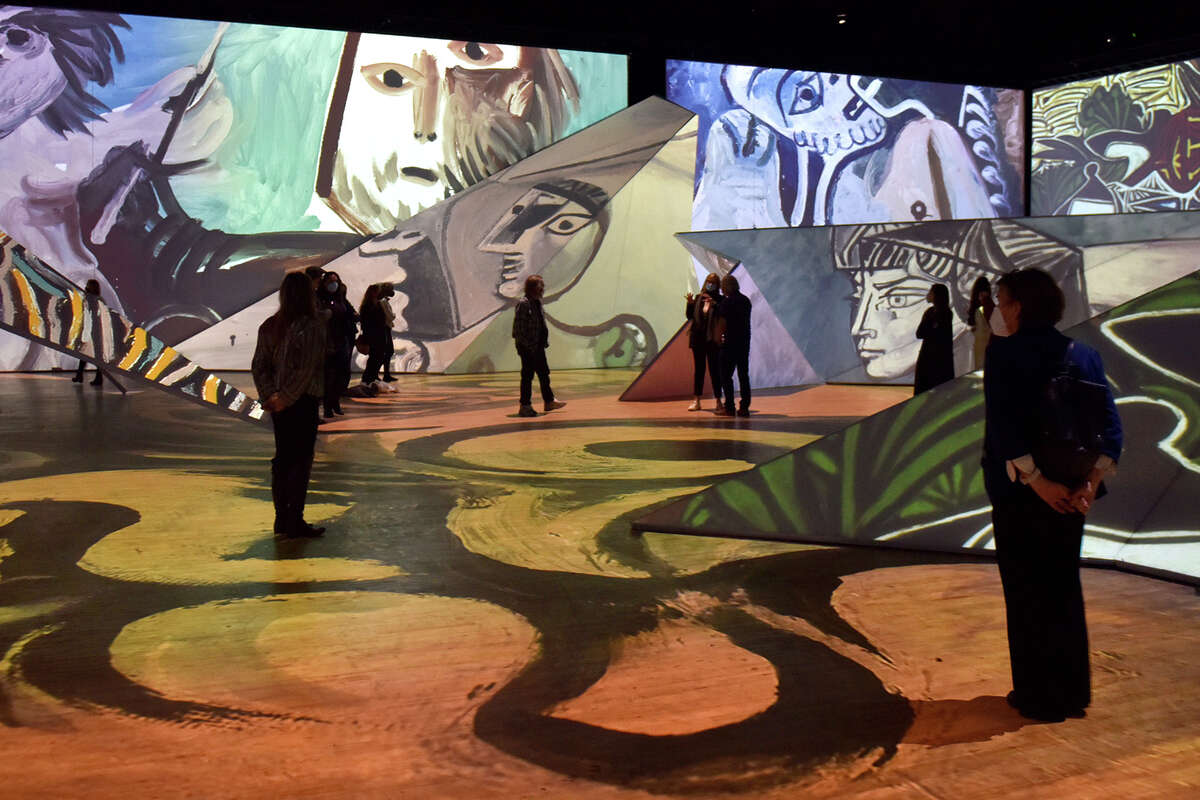 Una vista del interior de "Imagine Picasso: The Immersive Exhibition", durante un evento preliminar en el Armory San Francisco, el 8 de febrero de 2022.