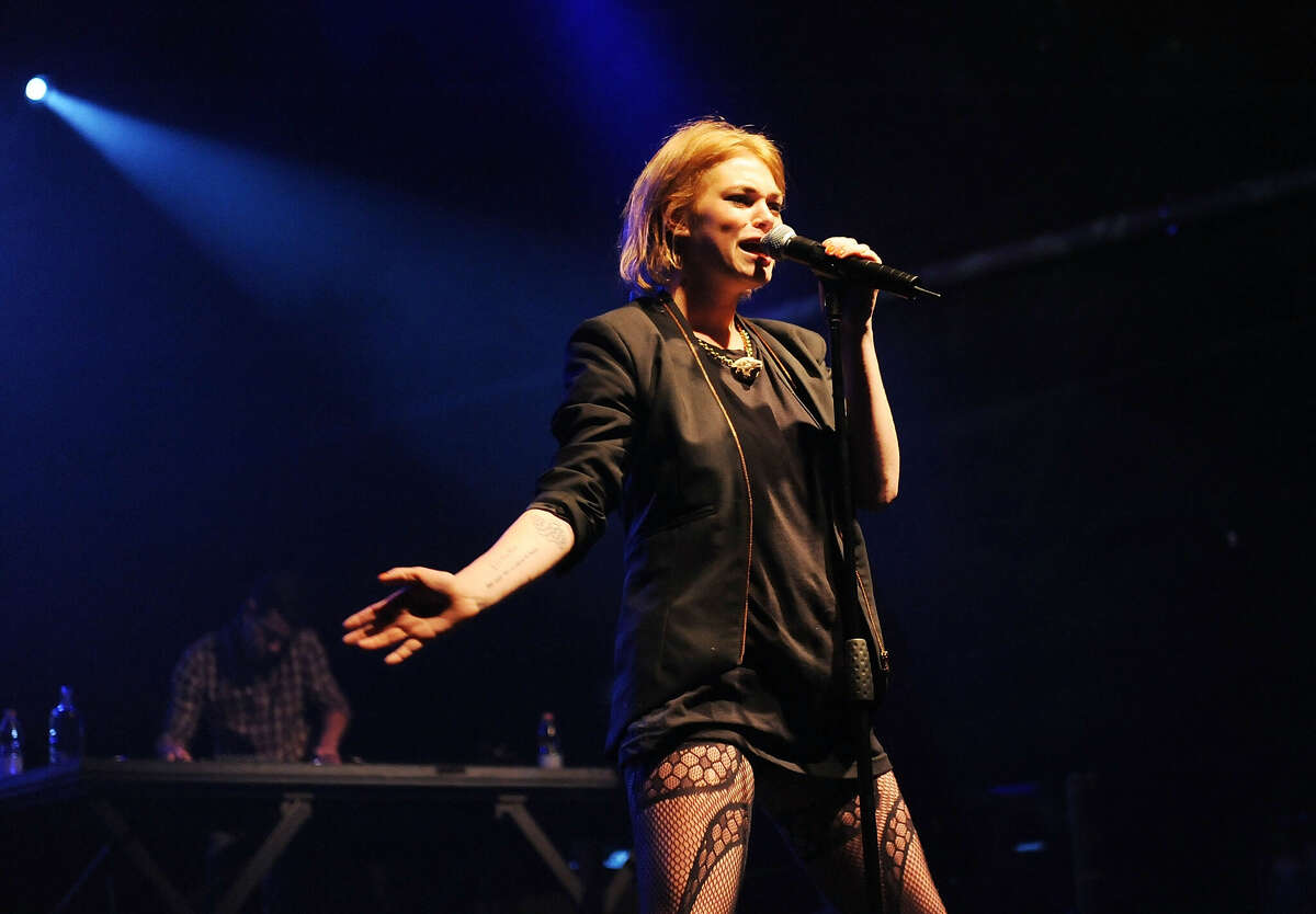 La cantante Uffie se presenta en vivo durante Hilfiger Denim Live Milano en Magazzini Generali el 13 de octubre de 2011 en Milán, Italia.