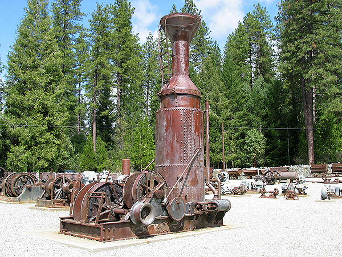 Maquinaria anticuada esparcida por el parque estatal.