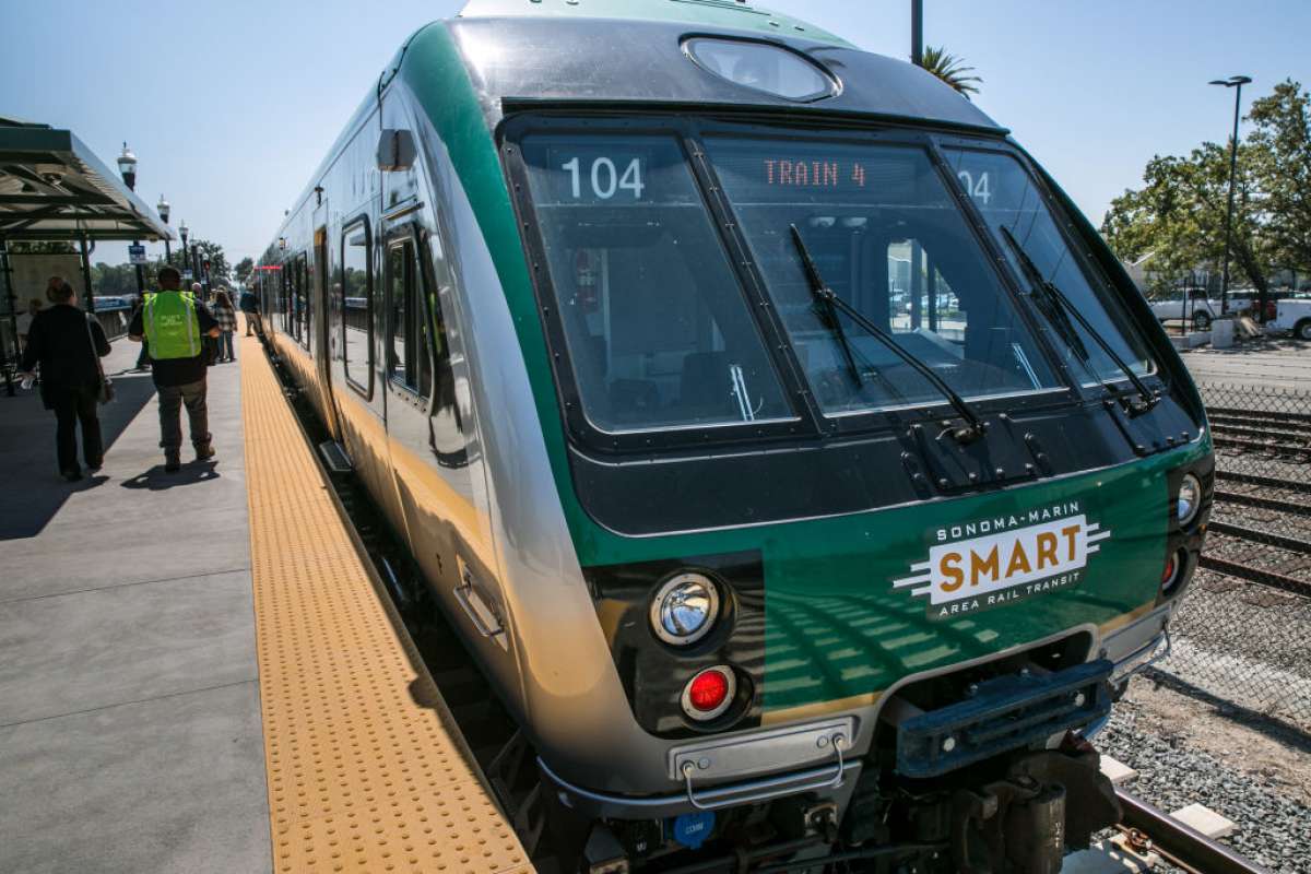 El sistema de tránsito ferroviario del área de Sonoma-Marin, que opera entre el centro de Santa Rosa y San Rafael, comenzó su servicio inaugural el 25 de agosto de 2017 en Santa Rosa, California.