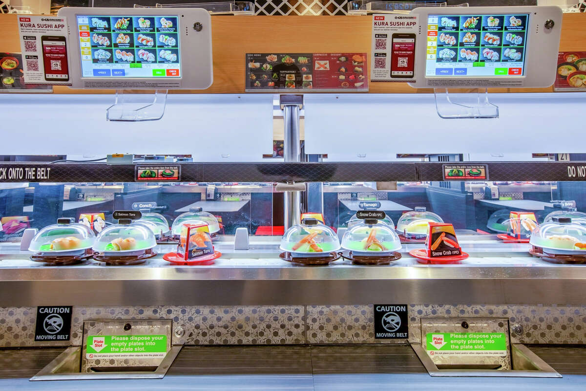 Kura Revolving Sushi Bar abrió en Stonestown Galleria en octubre de 2021. 