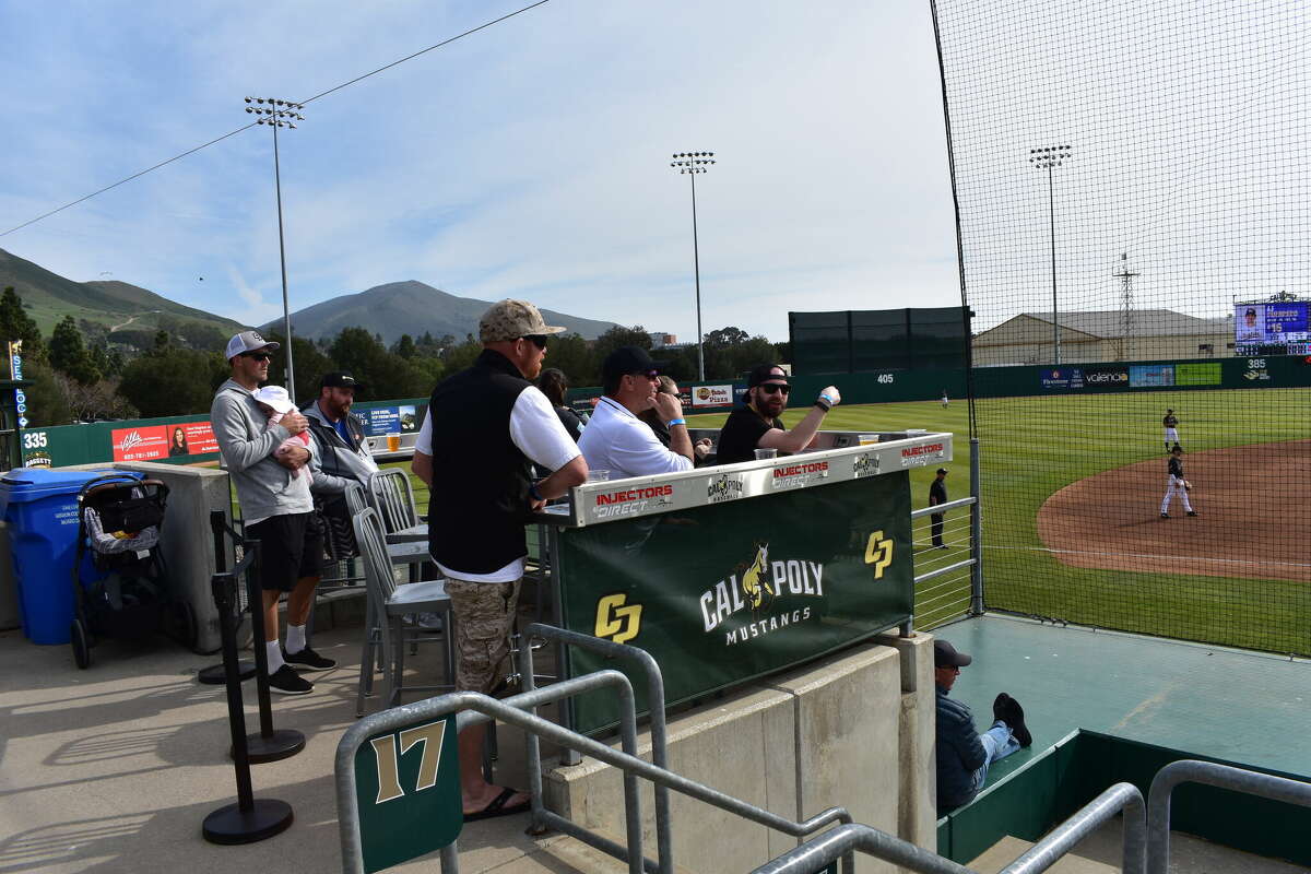 Los fanáticos pueden ver el juego de béisbol Cal Poly v. University of Washington el domingo 20 de febrero de 2022 desde los nuevos asientos del nivel del club en Dignity Health Baseball Clubhouse.