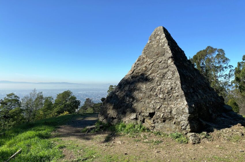  Una pirámide, una pira funeraria y la cabaña histórica de Joaquín Miller en Oakland Hills