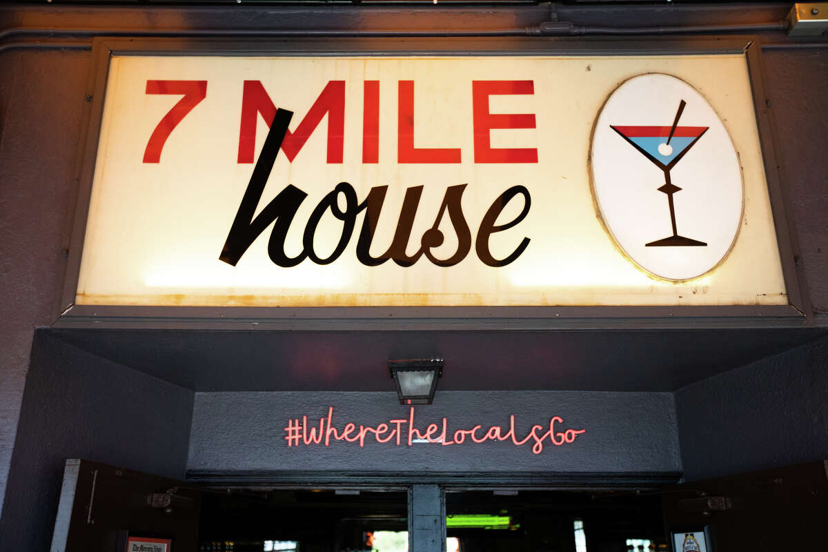 Un letrero antiguo de 7 Mile House ahora se encuentra sobre la puerta del bar/restaurante en Brisbane, California, el 10 de febrero de 2022.