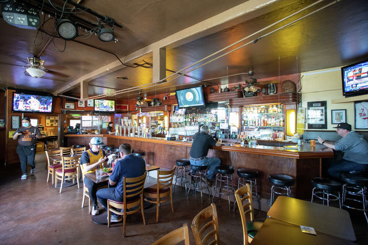 El bar interior y el comedor en 7 Mile House en Brisbane, California, el 10 de febrero de 2022.