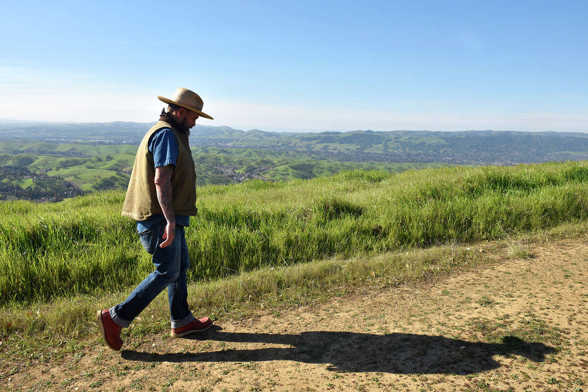 El naturalista y autor local Obi Kaufmann camina a lo largo de una cresta en el Monte Diablo, durante una caminata el viernes 18 de febrero de 2022.