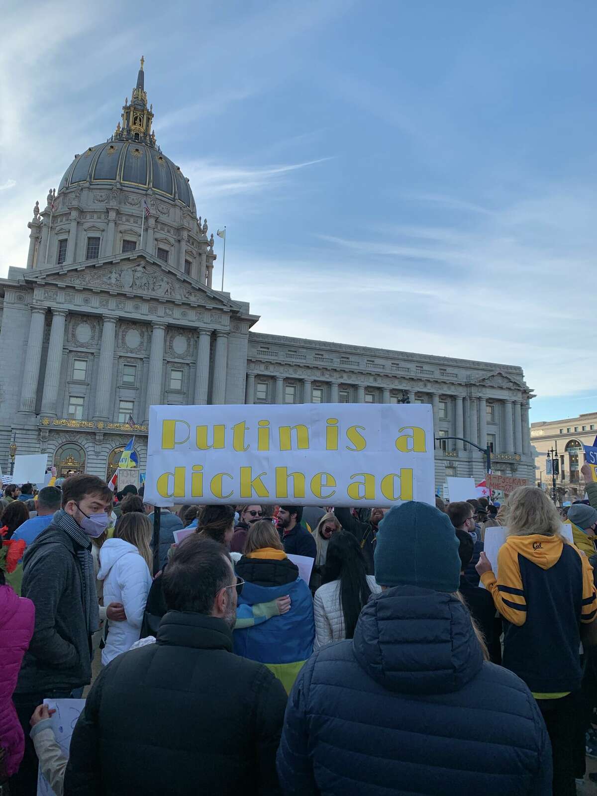 Una multitud se reunió en solidaridad con el pueblo ucraniano en el Ayuntamiento de San Francisco el jueves.