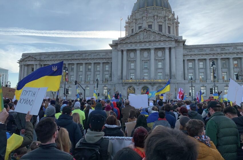  Más de 1.000 personas se reúnen en el Ayuntamiento de SF para protestar por la invasión rusa de Ucrania