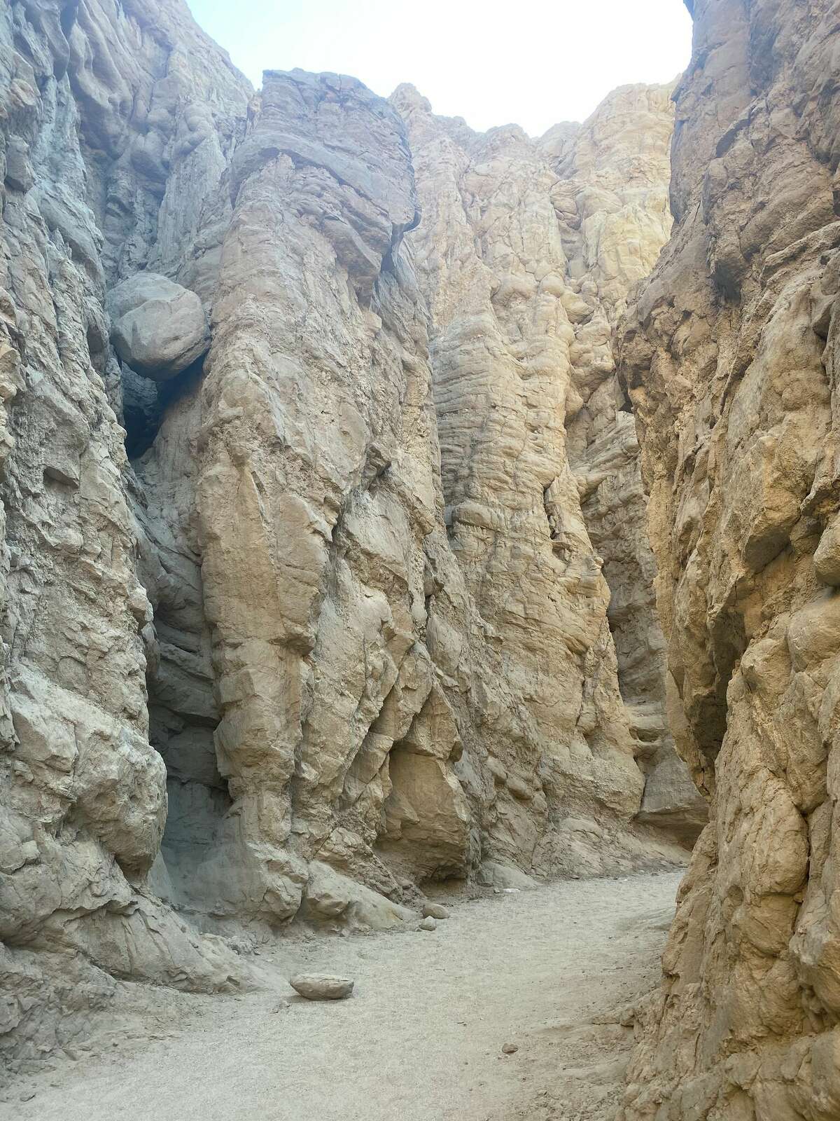 Una roca suspendida en The Slot en Anza-Borrego State Park.