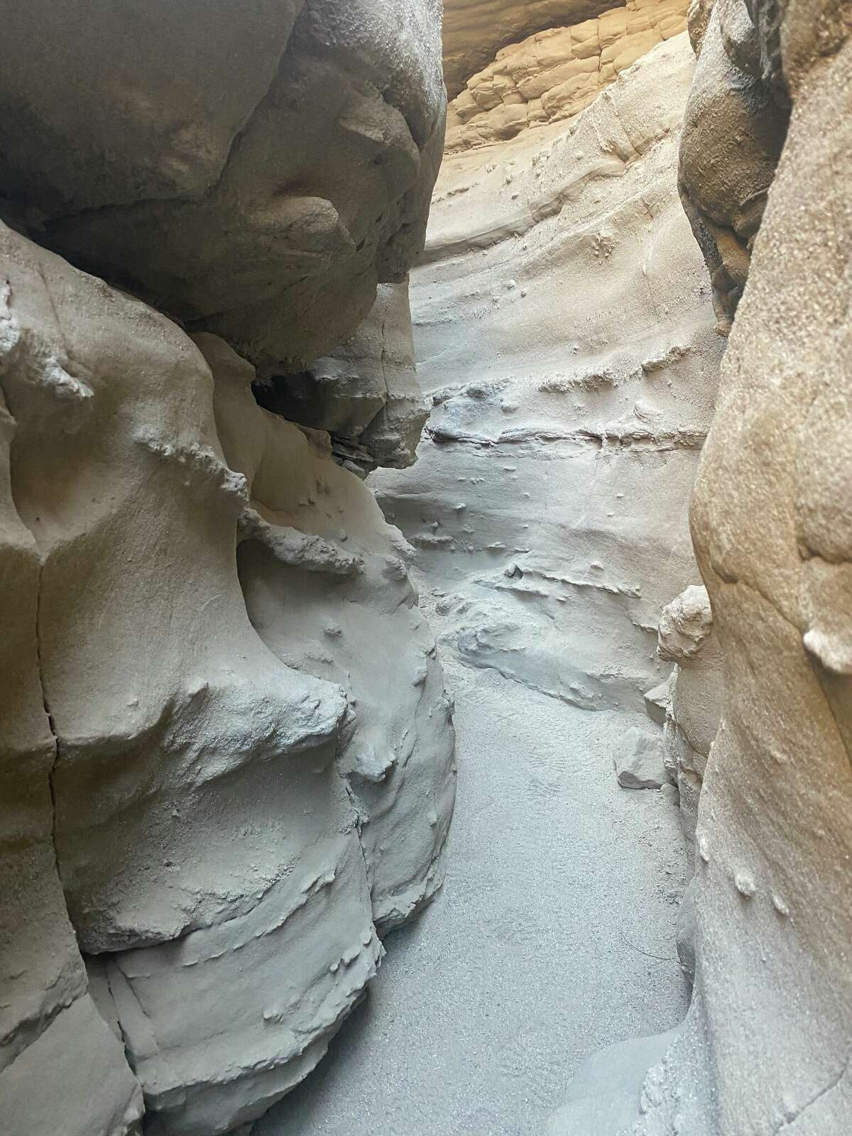 Las paredes inclinadas en capas de The Slot en Anza-Borrego Desert State Park.