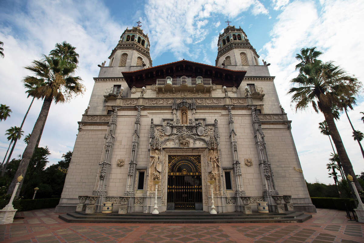 Casa Grande tiene 68,500 pies con 38 habitaciones, 30 chimeneas y 42 baños en Hearst Castle. 