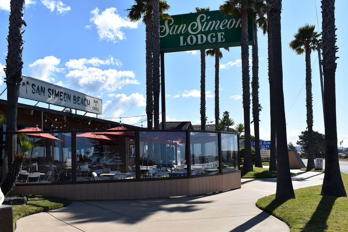 Todo está tranquilo en el San Simeon Beach Bar & Grill en un día laborable de febrero. Las multitudes han estado ausentes de la pequeña ciudad costera a medio camino entre Los Ángeles y San Francisco desde que se cerró el Castillo Hearst en marzo de 2020. 
