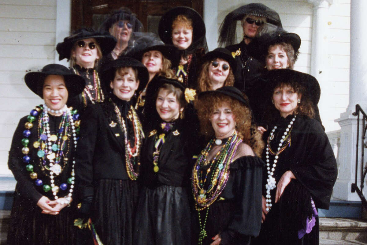 Miembros de la Merry Widow Society en 1996. Una sociedad cerrada de solo 12 miembros en cualquier momento. Un total de 45 personas han participado desde su inicio en 1993. 