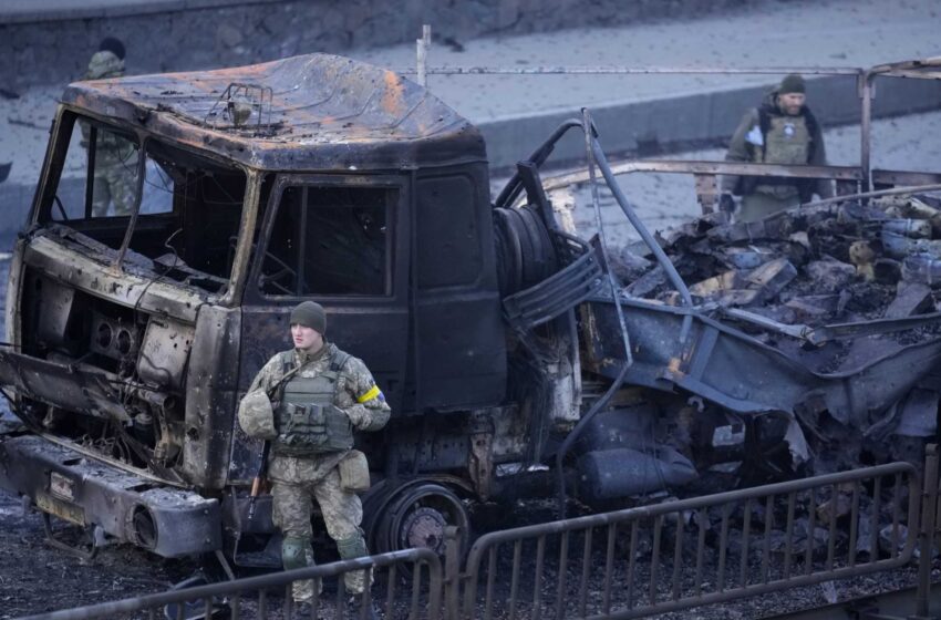  Invasión de Ucrania: Lo que hay que saber mientras las fuerzas rusas apuntan a Kiev