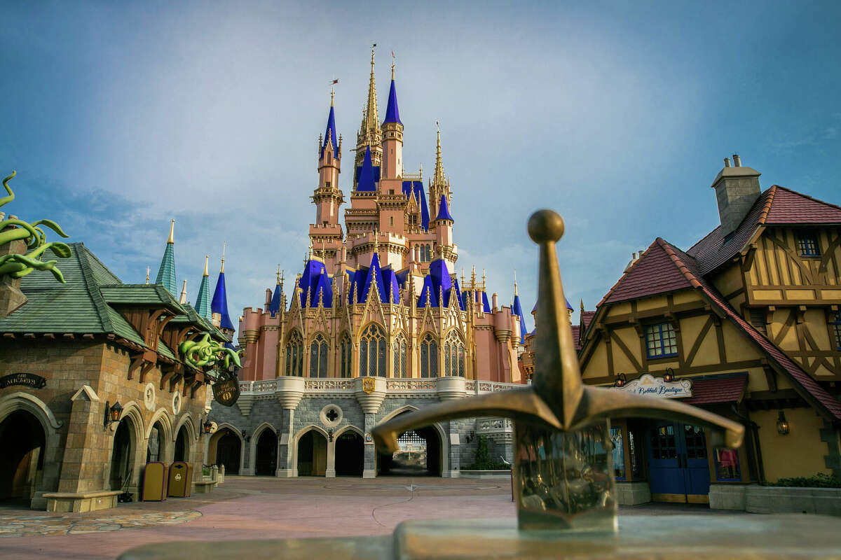 En esta foto proporcionada por Walt Disney World Resort, se ve el Castillo de Cenicienta dentro del Parque Temático Magic Kingdom el 30 de junio de 2020.