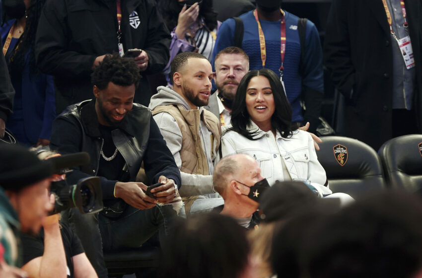  Ayesha y Steph Curry abuchearon en el fin de semana All-Star de la NBA mientras promocionaban su nuevo programa de relaciones ‘About Last Night’