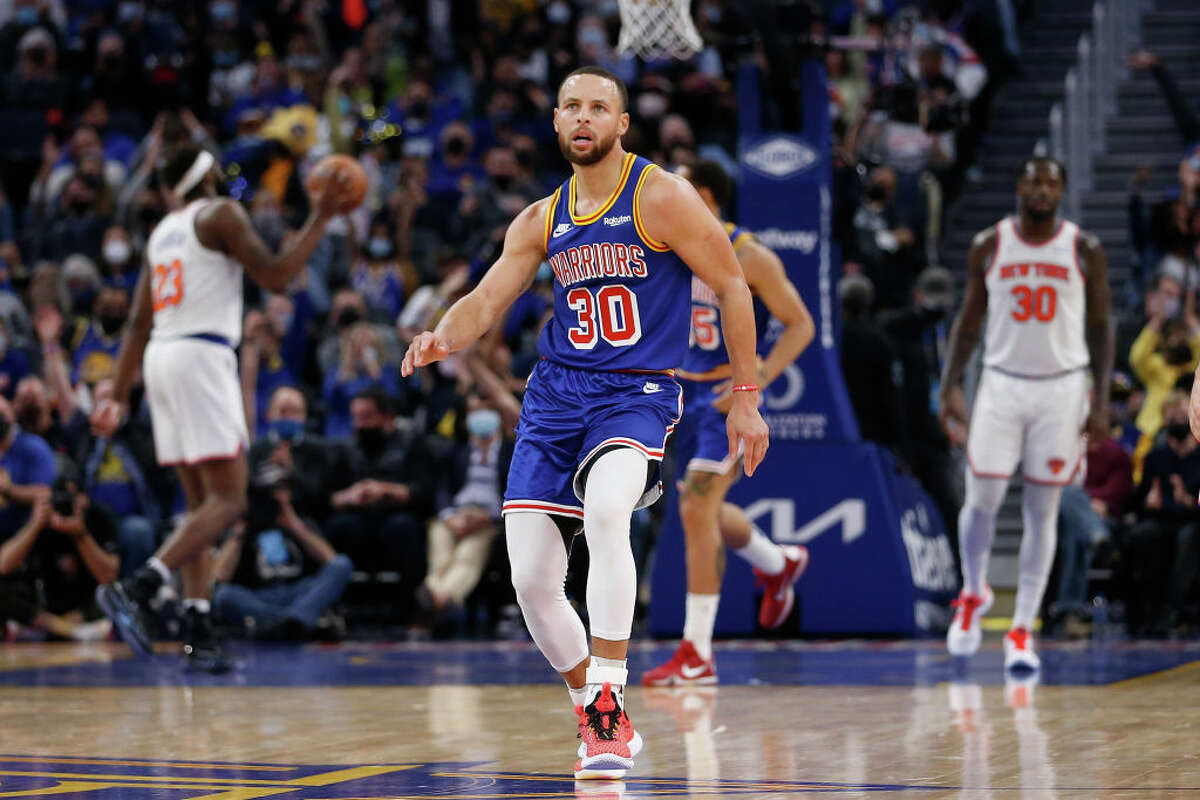 Stephen Curry de los Golden State Warriors celebra con un shimmy después de hacer un tiro de tres puntos en el segundo cuarto contra los New York Knicks en el Chase Center el 10 de febrero en San Francisco.
