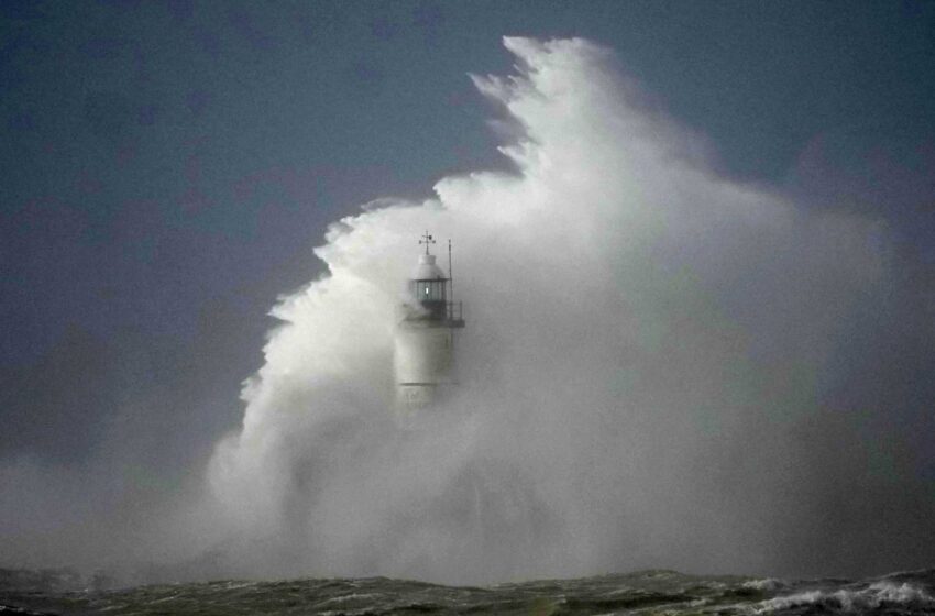  El Reino Unido advierte a la gente que se quede en casa mientras se prepara para vientos de 90 mph