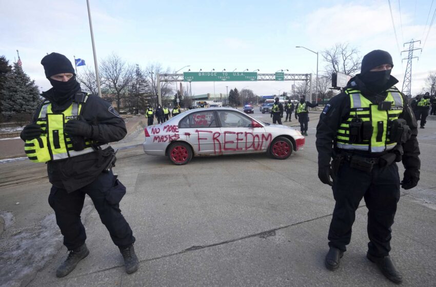  El bloqueo de la frontera de Canadá se despeja pacíficamente mientras la policía se desplaza