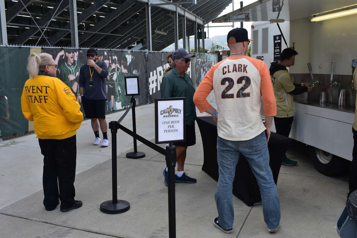 Larry Willis espera una cerveza en la sección de poseedores de boletos de temporada de Krukow's Korner del Estadio Baggett el domingo 20 de febrero. "Somos un poco como una familia," dice de los fanáticos de Cal Poly que de otro modo prometen lealtad a equipos rivales como los Dodgers y los Giants. 