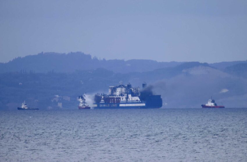  Encuentran a un superviviente en un ferry en llamas frente a una isla griega; hay 11 desaparecidos