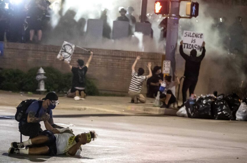  Fuentes: 19 policías de Austin acusados por las protestas