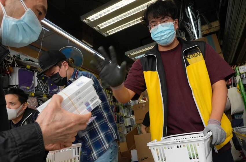  Hong Kong considera el cierre de sus puertas cuando los contagios diarios superan los 34.000