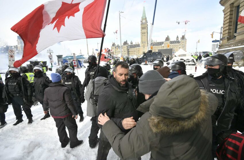  La policía canadiense hace retroceder a los manifestantes de COVID en un intento de poner fin al asedio