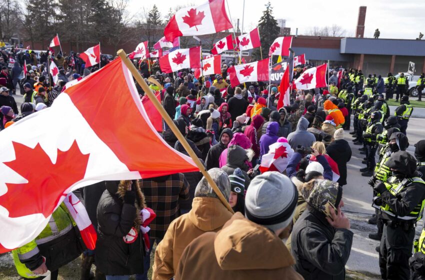  La policía detiene a los manifestantes que permanecían en el puente entre Estados Unidos y Canadá
