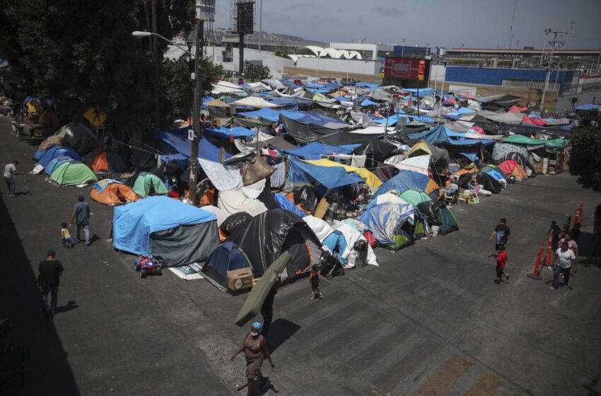  Las autoridades mexicanas desalojan el campamento de migrantes de Tijuana cerca de la frontera