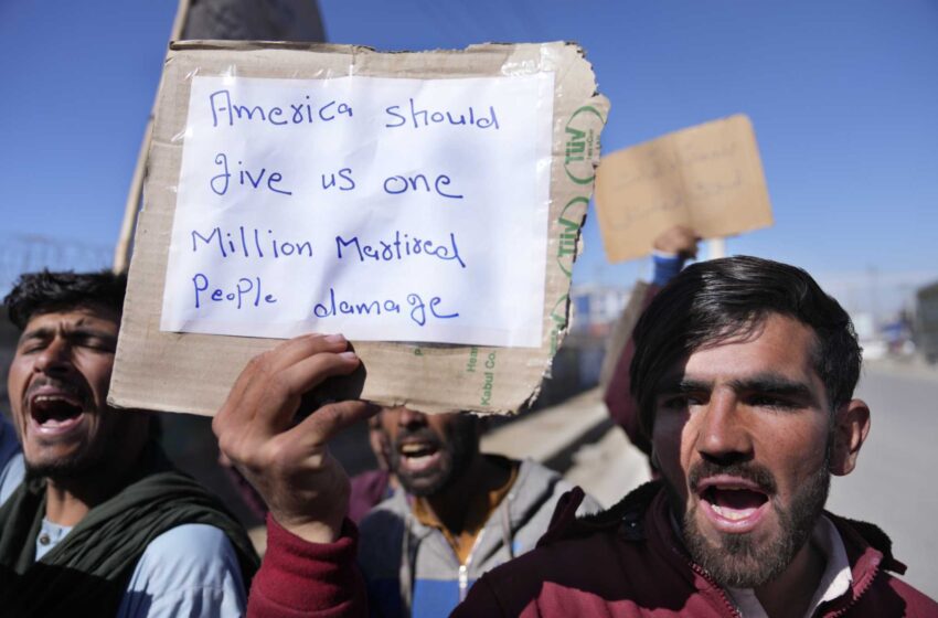  Los afganos protestan por la orden de EEUU de dar 3.500 millones de dólares a las víctimas del 11-S