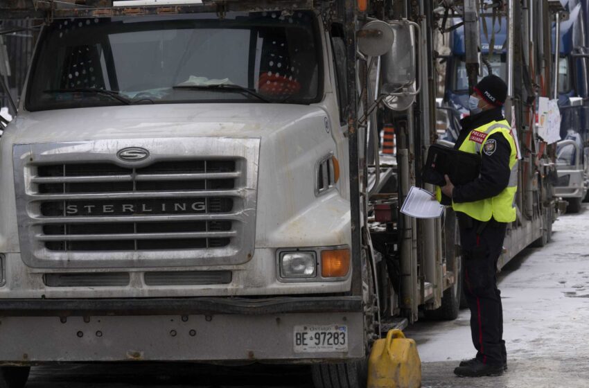  Los camioneros ponen fin al bloqueo fronterizo de EEUU, el asedio en Ottawa continúa