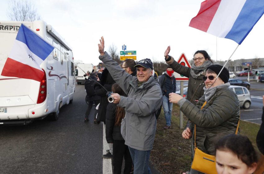 Los convoyes franceses que protestan contra las normas sobre el virus se dirigen hacia París