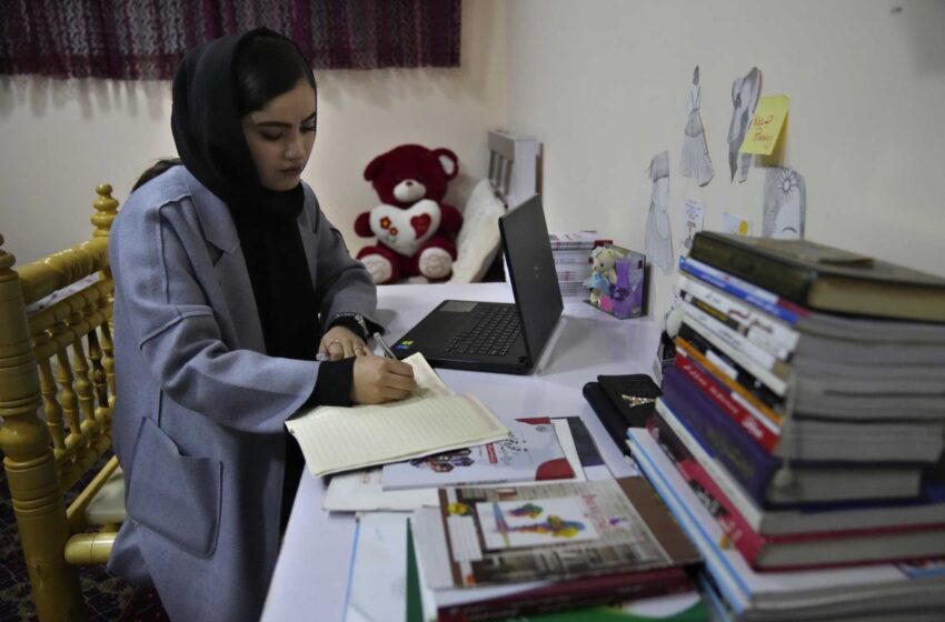  Los estudiantes afganos vuelven a la U de Kabul, pero con restricciones