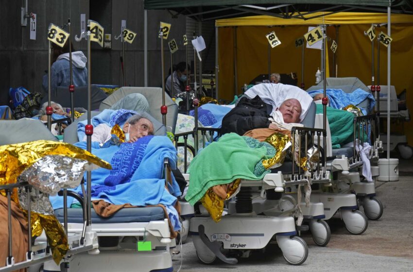  Los hospitales de Hong Kong alcanzan el 90% de su capacidad al aumentar los casos de COVID