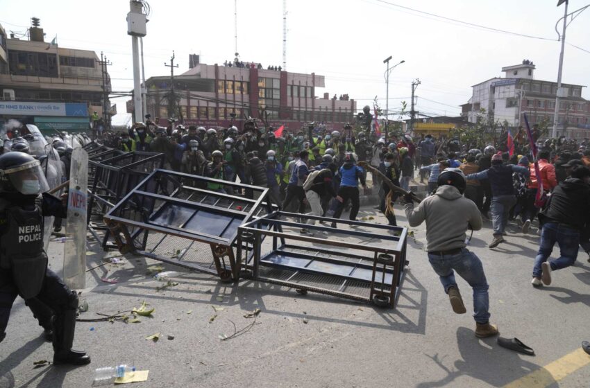  Los manifestantes contra la ayuda de EEUU se enfrentan a la policía en Nepal