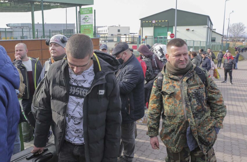  Los ucranianos vuelven del extranjero para luchar contra la invasión rusa