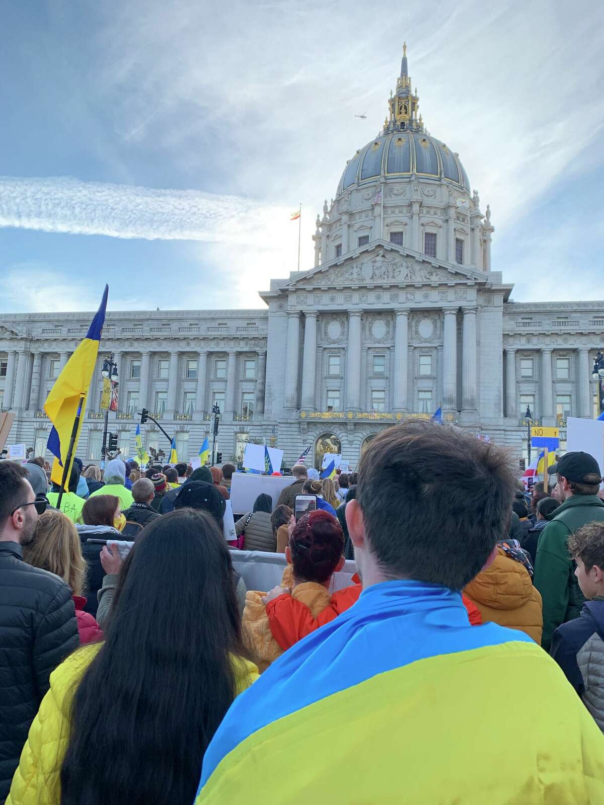 Una multitud se reunió en solidaridad con el pueblo ucraniano en el Ayuntamiento de San Francisco el jueves.