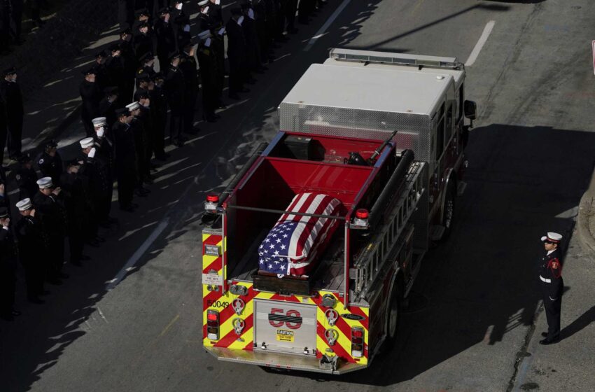  Miles de personas rinden homenaje a los bomberos caídos en Baltimore en un acto conmemorativo
