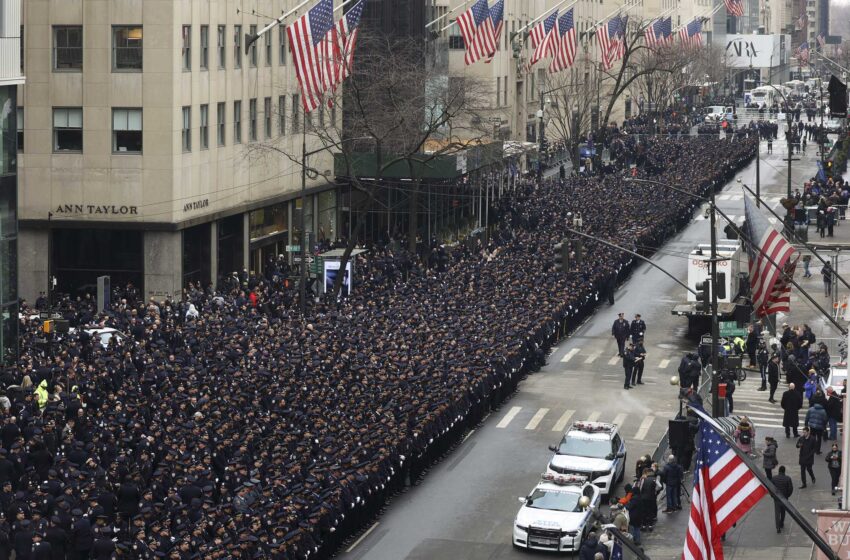  NYC honra a un oficial en su funeral horas después de que otro sea disparado