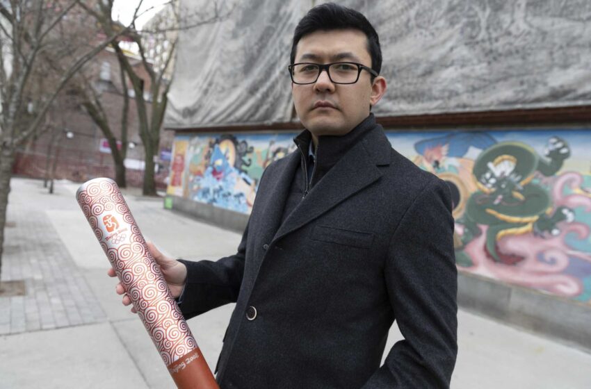  Para el portador de la antorcha uigur, la llama olímpica de China se ha apagado