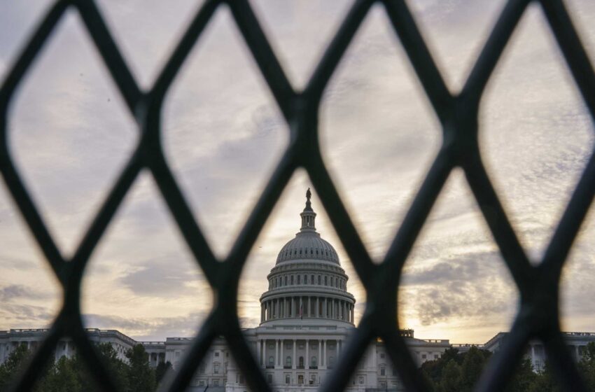  Se está reinstalando la valla alrededor del Capitolio de EEUU para el discurso de Biden