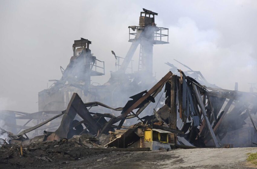  Se mantiene el temor a una explosión al arder una planta de fertilizantes en Carolina del Norte